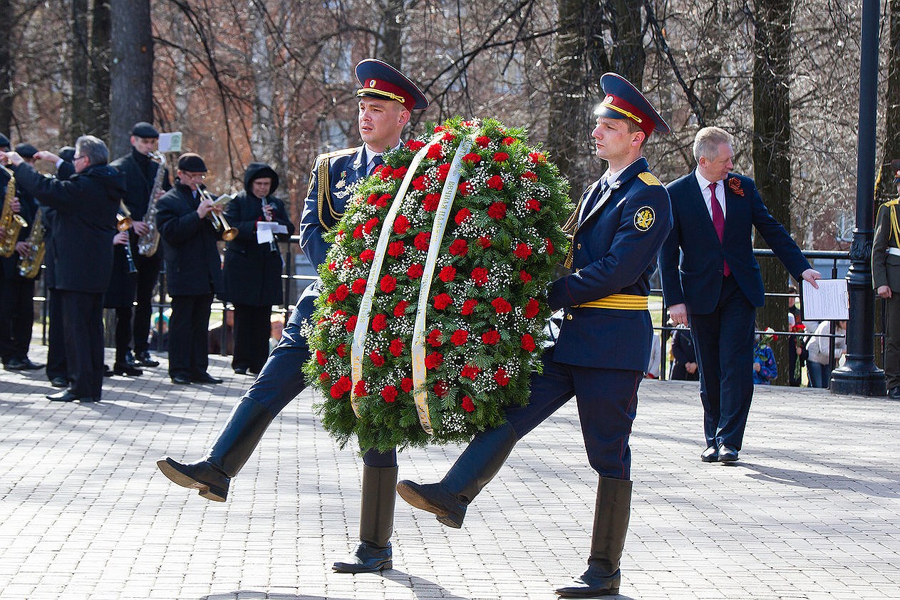Возложение венков и цветов к Монументу боевой и трудовой славы