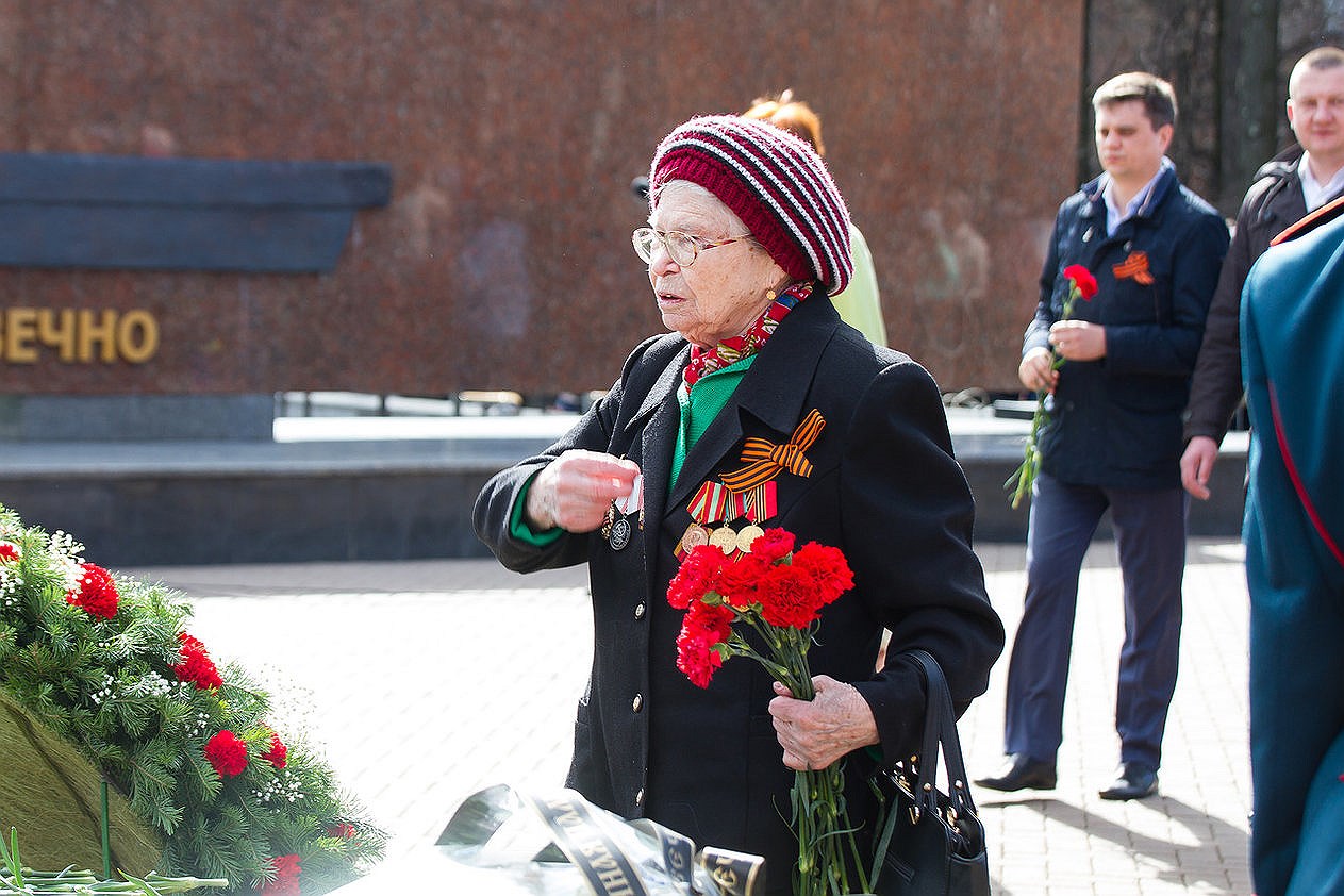 Возложение венков и цветов к Монументу боевой и трудовой славы
