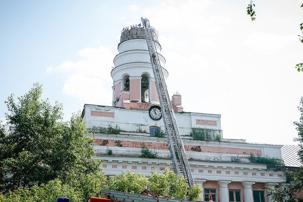 Сотрудники МЧС тушат пожар на башне «Ижмаша»