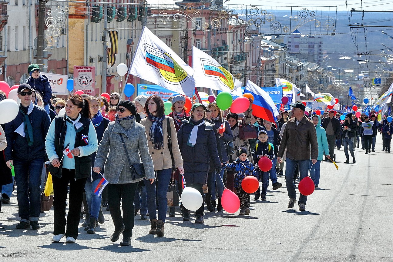 Десятки предприятий, ведомств, общественных организаций Ижевска были представлены на демонстрации.