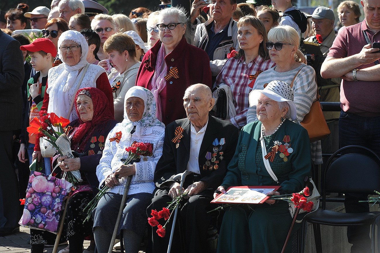 Празднование началось с возложения цветов к Вечному огню в сквере Победы. Цветы к мемориалу возложили ветераны войны и труда, труженики тыла, члены семей участников войны.