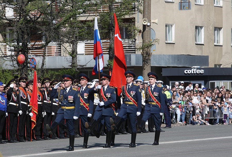 Празднование продолжилось парадом и шествием военно-патриотических объединений, силовых структур и представителей промышленных предприятий Удмуртии.