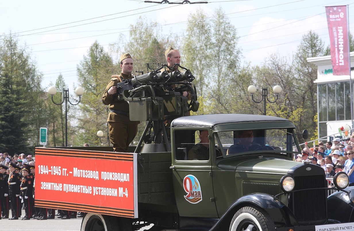 На параде были представлены военная техника, автомобили,  а также макеты боевого оружия тех лет.