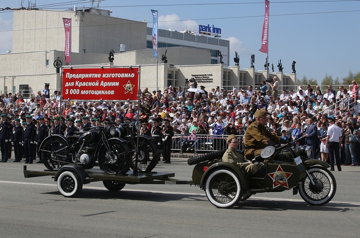 «Ижевский мотозавод  &quot;Аксион-холдинг&quot;» представил на параде историческую технику.