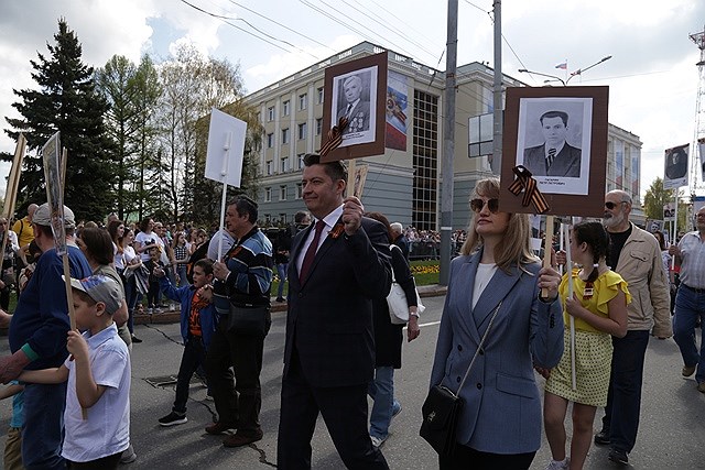 Глава города Олег Бекмеметьев также принял участие в акции. 