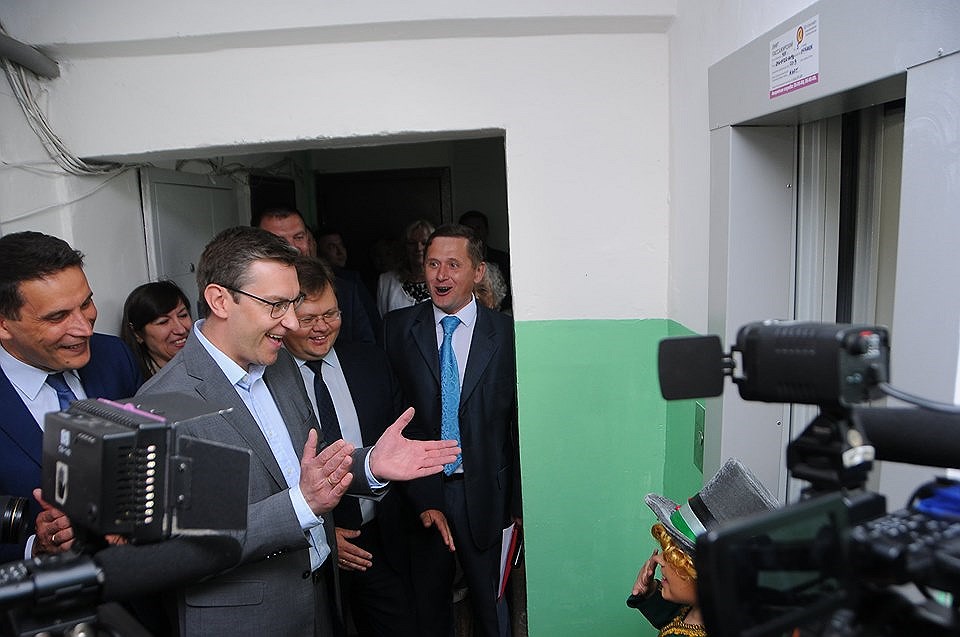 Премьер Удмуртии Ярослав Семенов посетил торжественную презентацию лифта, который установили в многоквартирном доме по адресу ул. Татьяны Барамзиной, 40 в Ижевске