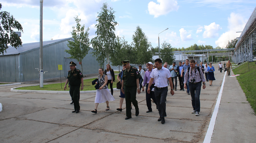 Общественникам и экспертам показывают завод УХО в Камбарке