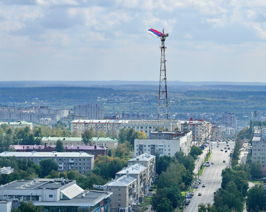 Флаг размером 27 на 9 метров провисит на радиовышке на Центральной площади Ижевска три дня