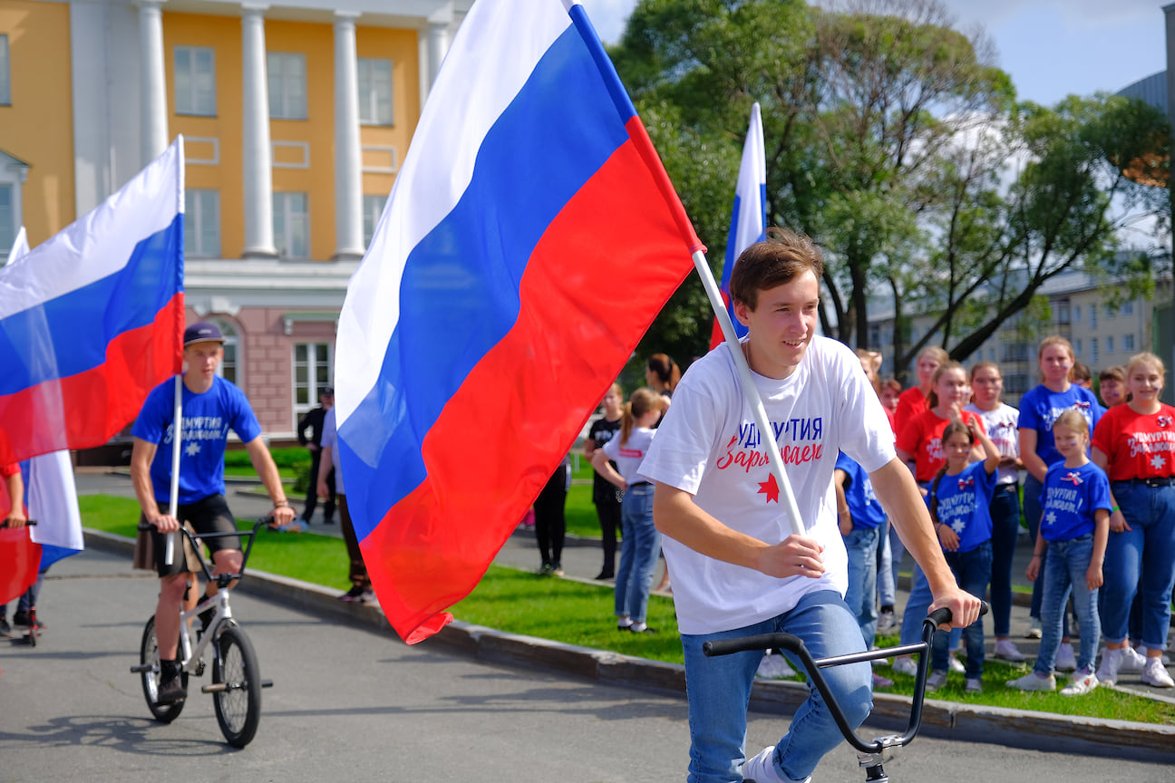День государственного флага России празднуется в стране ежегодно с 1994 года