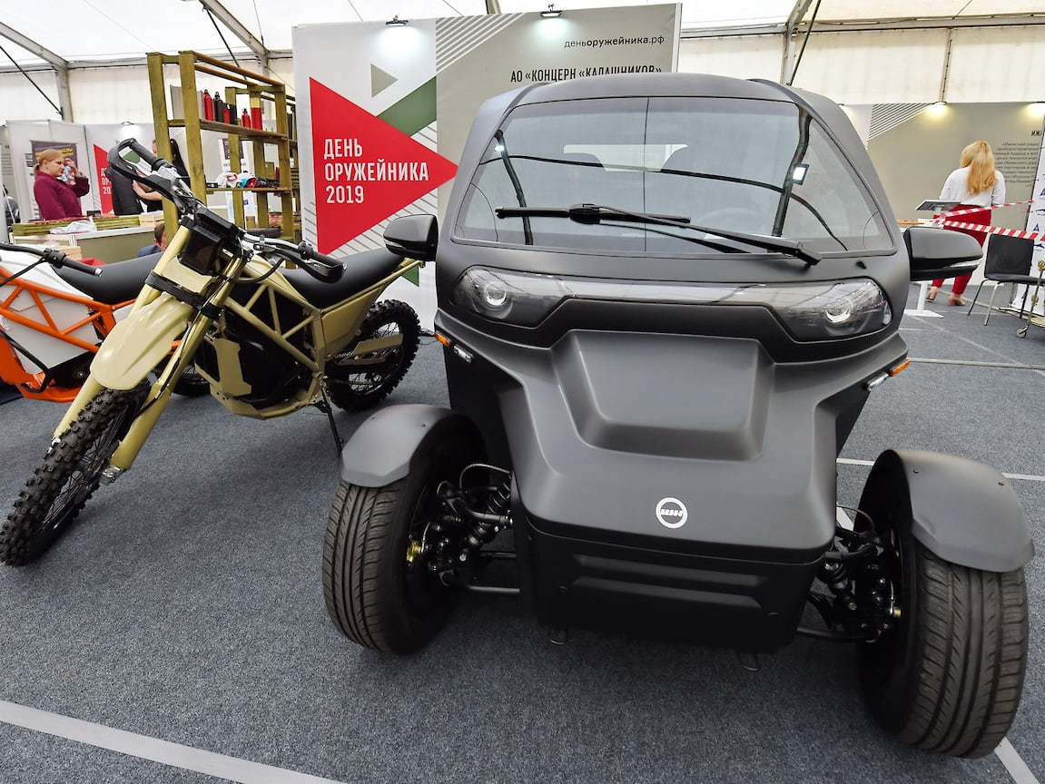 На выставке также представлены электромобиль и электромотоцикл ИЖ