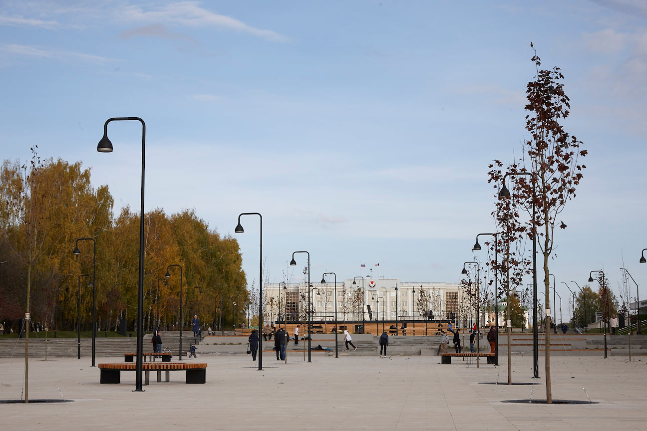 Реконструкцию Центральной площади завершили в Ижевске 17 сентября. В ходе работ строители заменили 20 тыс. кв. метров брусчатки и плитки, обустроили 7 тыс. кв. м зеленых насаждений и газона