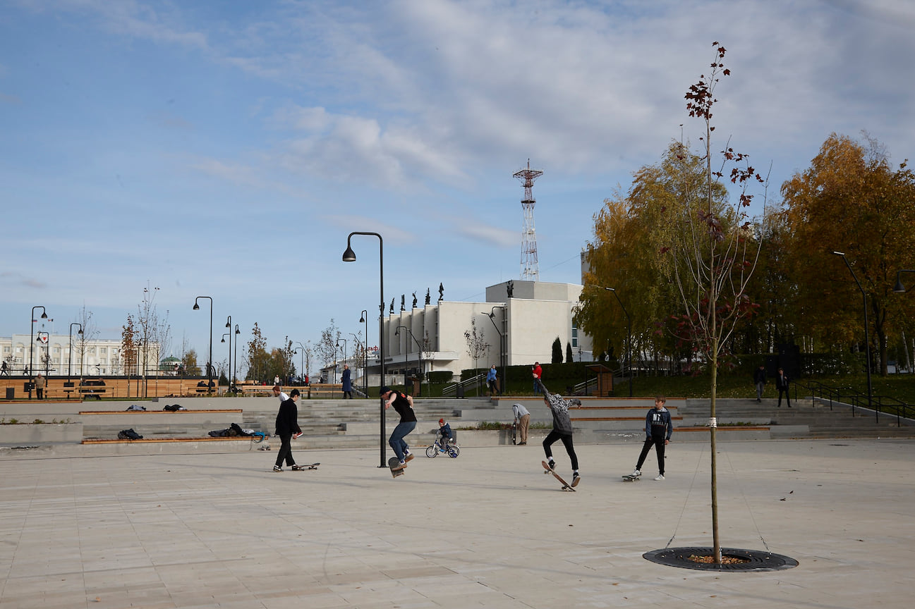 Площадь повредили любители экстремальных видов спорта — скейтеры, самокатчики и велосипедисты