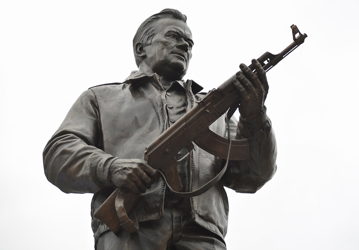 На памятнике выбита фраза Калашникова: «Я создавал орудие для защиты своего Отечества»