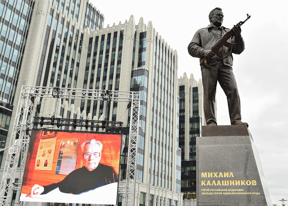 Автором скульптуры стал Салават Щербаков. Фигура оружейника высотой 5 м стоит на двухметровом постаменте