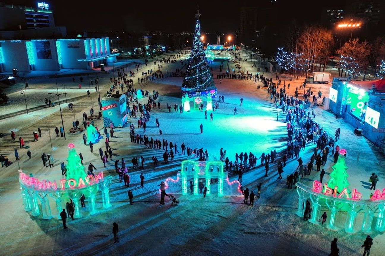 Новогоднюю елку и ледовый городок торжественно открыли на Центральной площади Ижевска 27 декабря