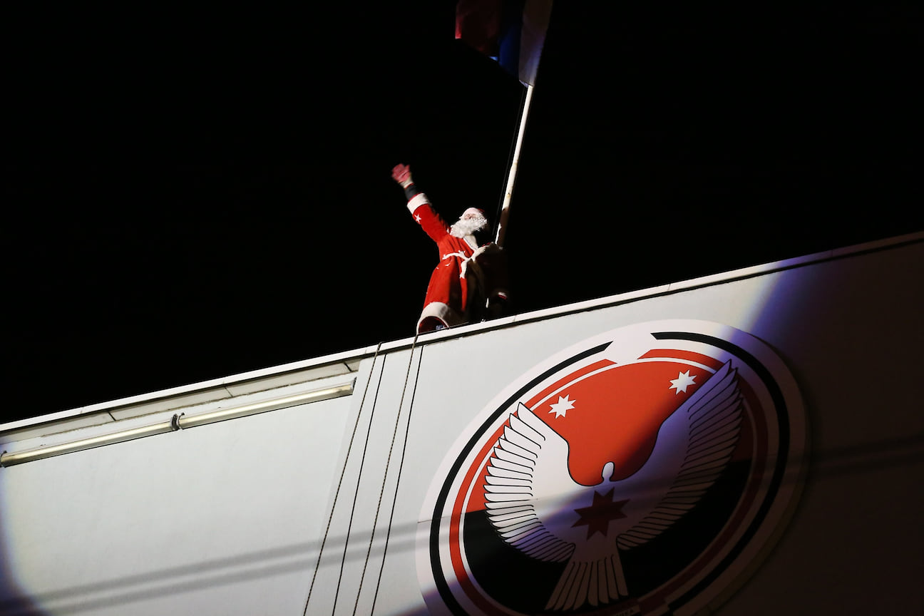Кульминацией праздника стало эффектное появление российского Деда Мороза, который прилетел на праздник на «космолете»
