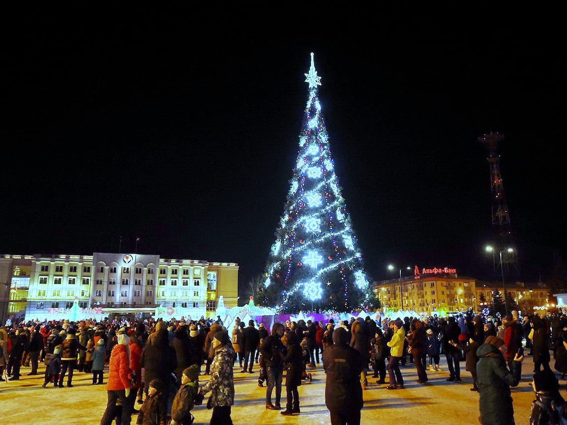 Отметим, что различные развлекательные программы будут проводить на Центральной площади Ижевска каждый вечер с 27 декабря по 7 января в рамках фестиваля «Мечты — это про100»
