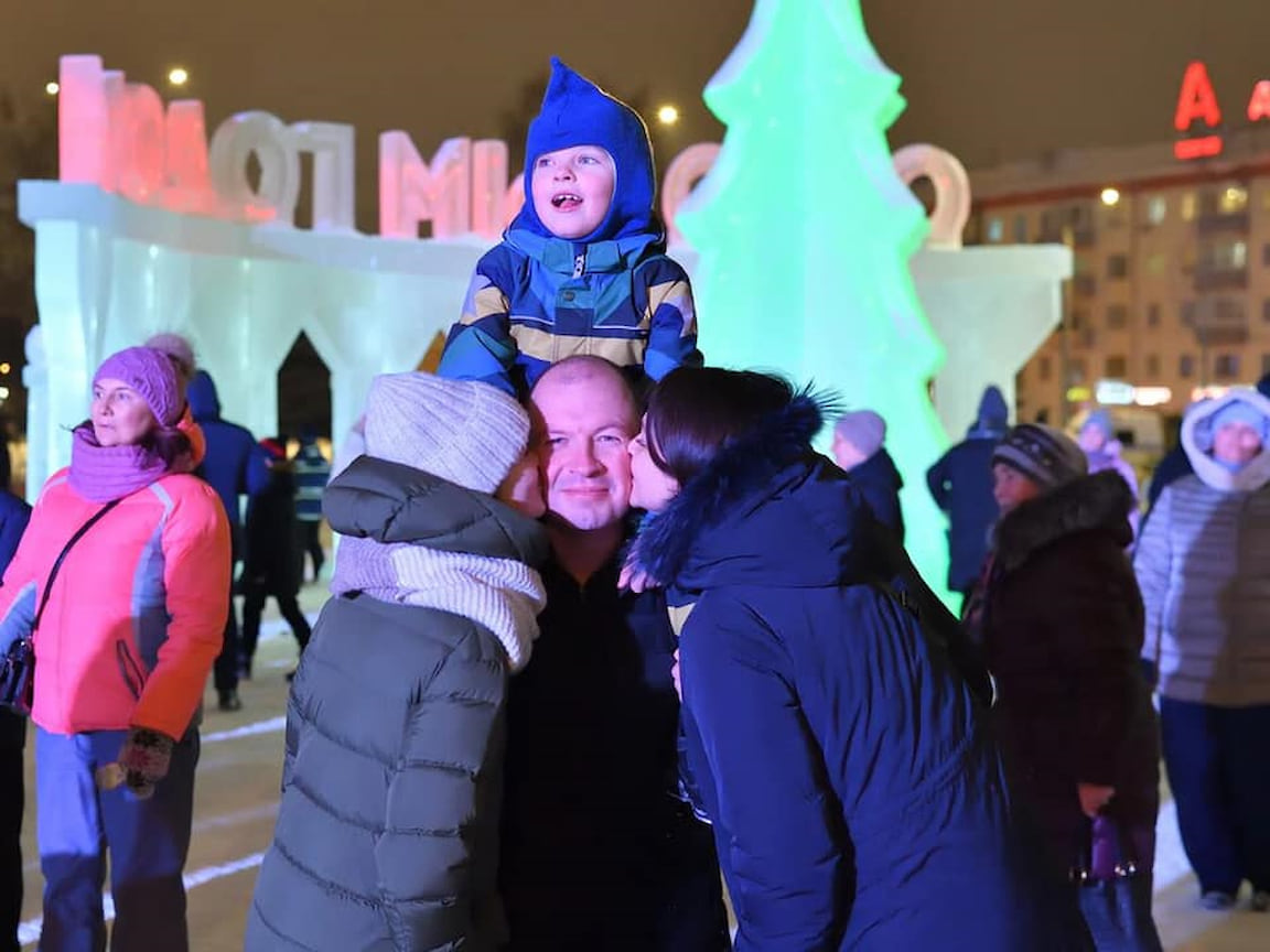 Руководитель администрации главы и правительства Удмуртии Сергей Смирнов с семьей побывали у главной елки на Центральной площади Ижевска