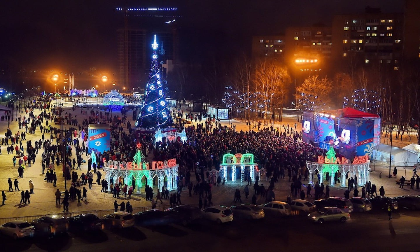 В канун Рождества на Центральной площади Ижевска царила космическая атмосфера
