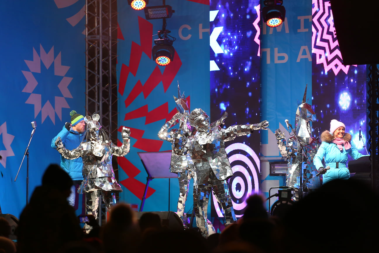 Также на мероприятии выступили танцоры коллектива «Зеркальные люди», одетые в костюмы из осколков зеркал