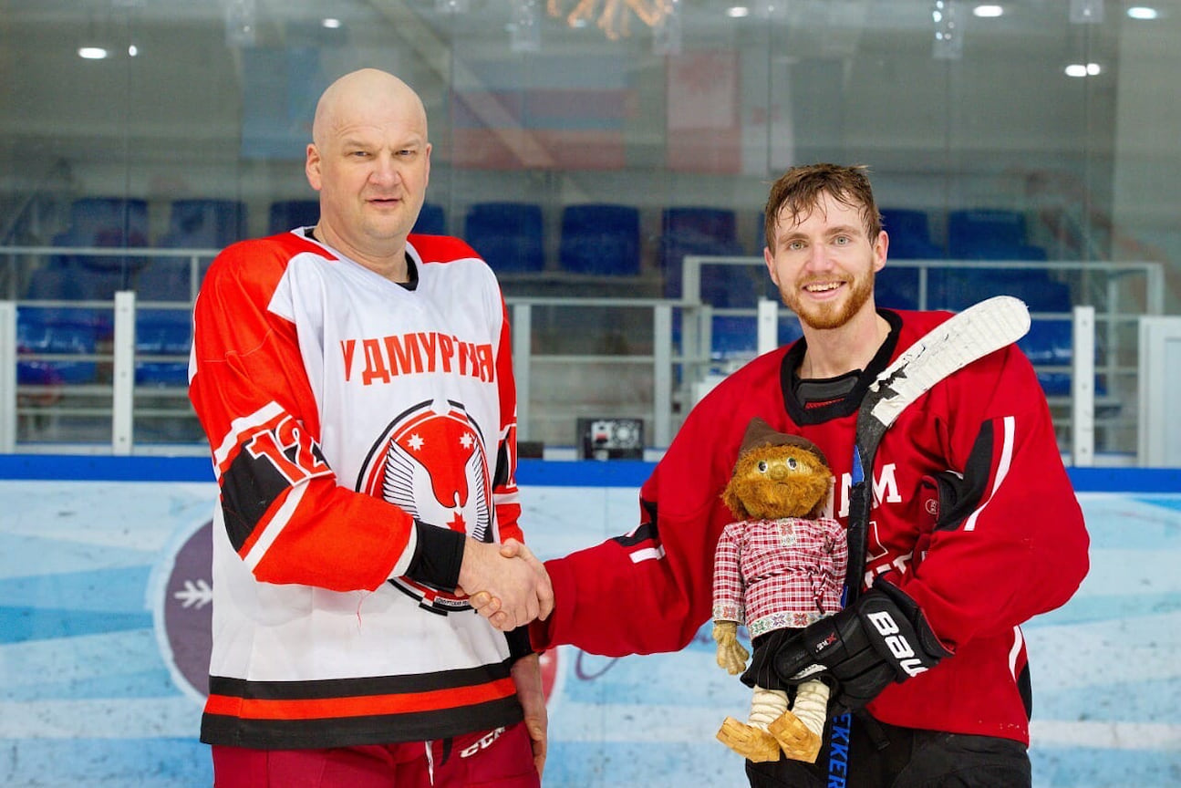 Спикер гордумы Ижевска Олег Гарин (слева) любит в свободное время играть в хоккей