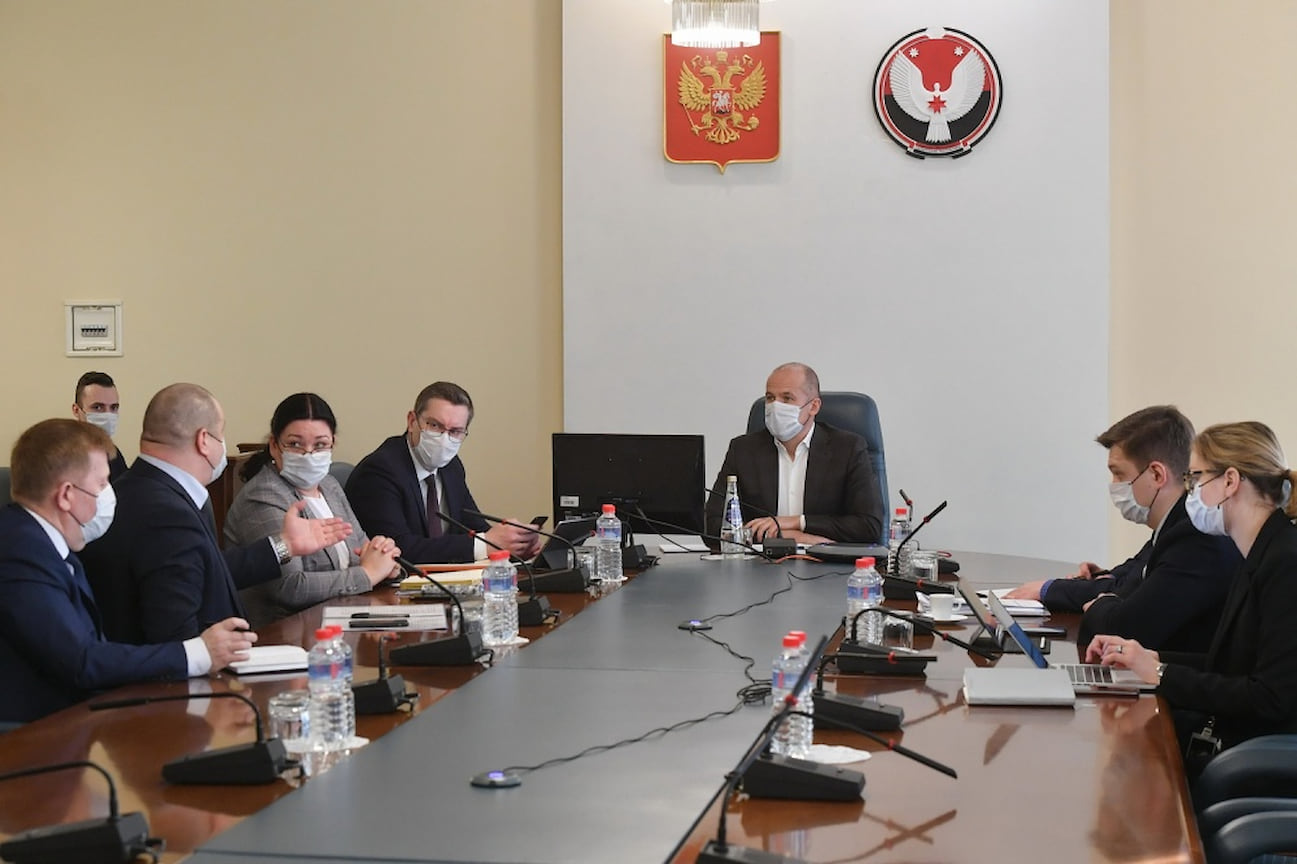 Чиновники Удмуртии провели заседание оперативного штаба по недопущению распространения коронавируса в медицинских масках.