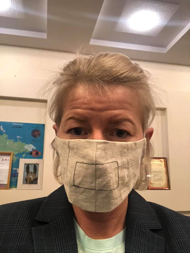На своей странице в Facebook Ольга Абрамова продемонстрировала льняную маску. «Чудесный аромат домотканого материала и прополиса»,— отметила вице-премьер.
