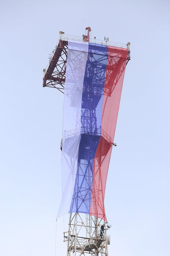 В честь праздников на одном из самых высоких сооружений Ижевска — телевышке, которая расположена в центре города, развернули большой российский флаг размером 27 на 9 м.