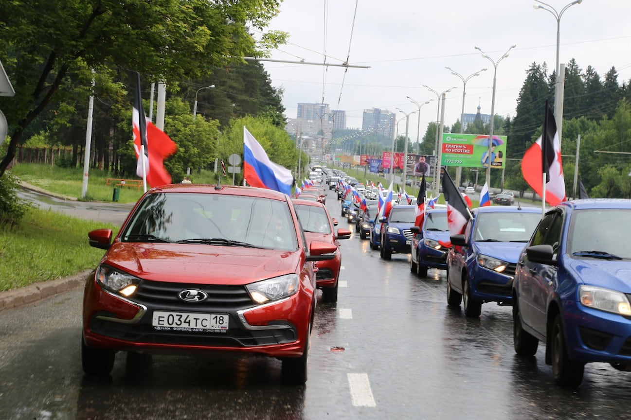 Кроме того, в Ижевске прошел автопробег «Триколор единства».