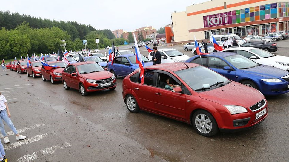 Общая длина автоколонны в цветах российского триколора составила около 100 м, протяженность маршрута — около 3 км.