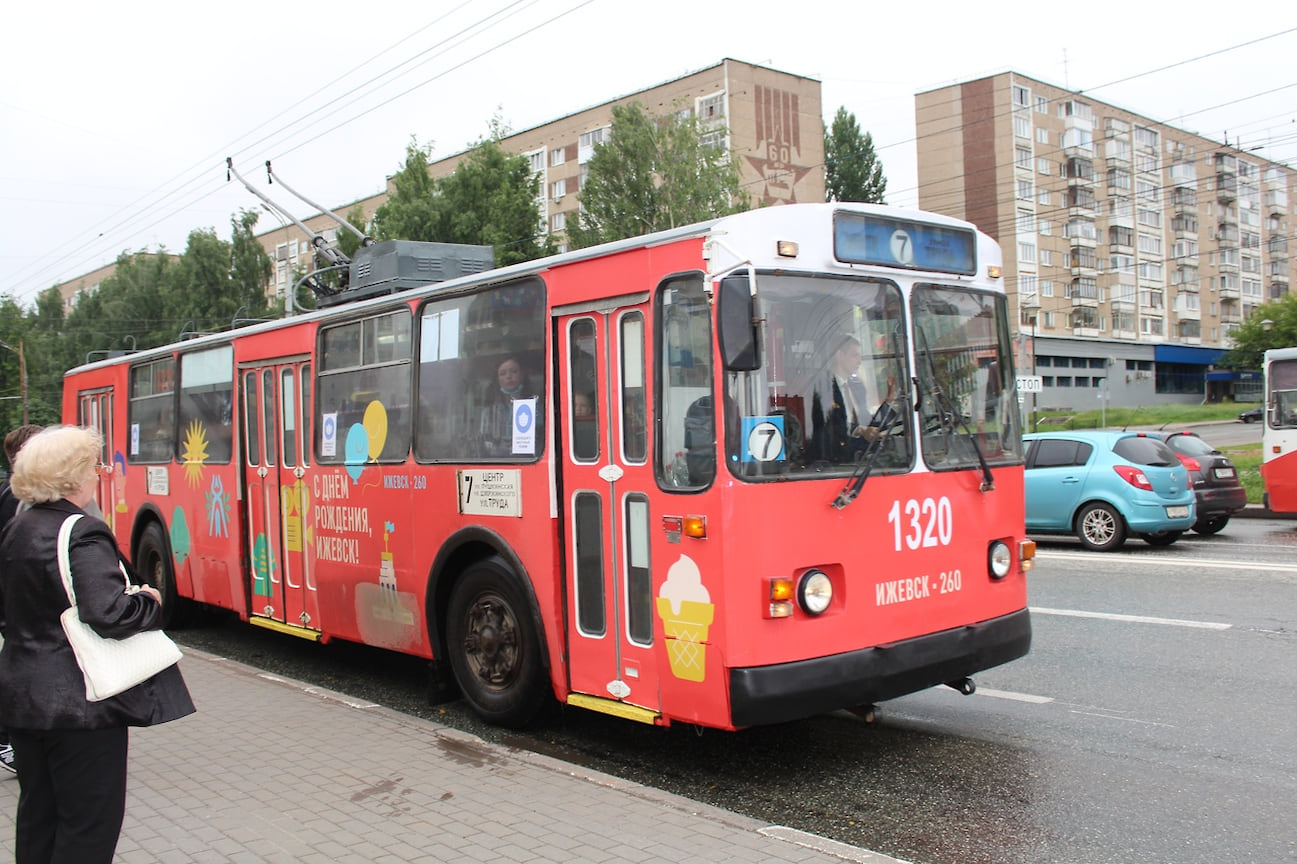 Также в рамках празднования в Ижевске реализовали проект «Однерка и семерка». Именно так многие горожане называют первый трамвайный и седьмой троллейбусный маршруты. Транспортные средства украсили фирменной символикой.