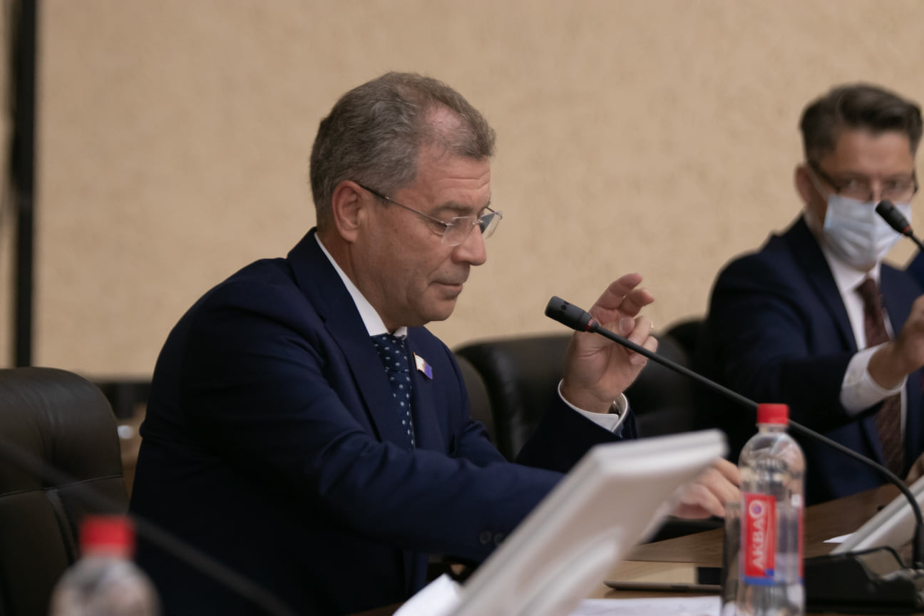 Первую сессию согласно регламенту вел старейший из избранных депутатов Владимир Гасов.