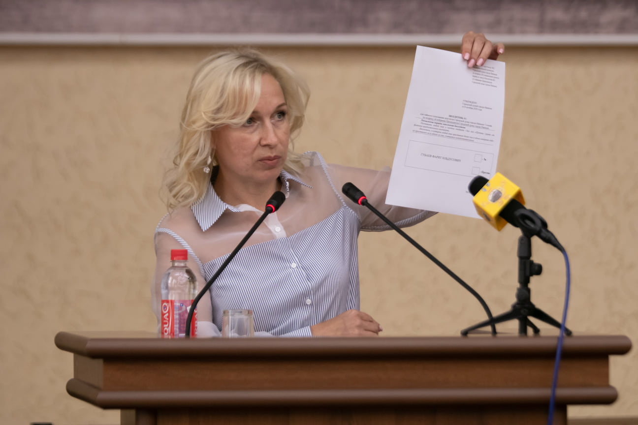 Представитель счетной комиссии Марина Нужина демонстрирует бюллетень для голосования по кандидатуре Фарита Губаева на пост председателя гордумы. Других предложений от депутатов не было.