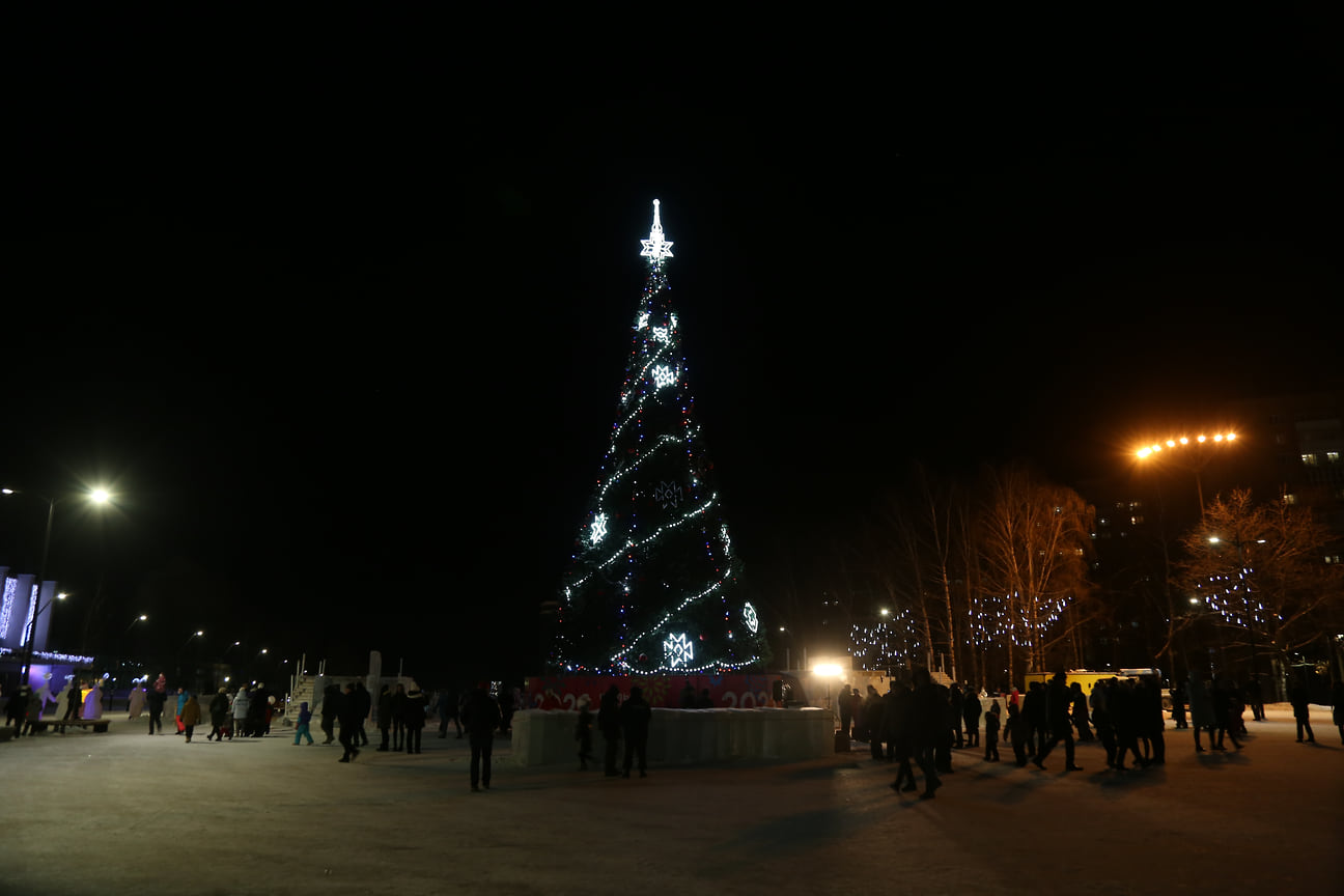 19 декабря на Центральной площади Ижевска зажглись огни на главной елке города.