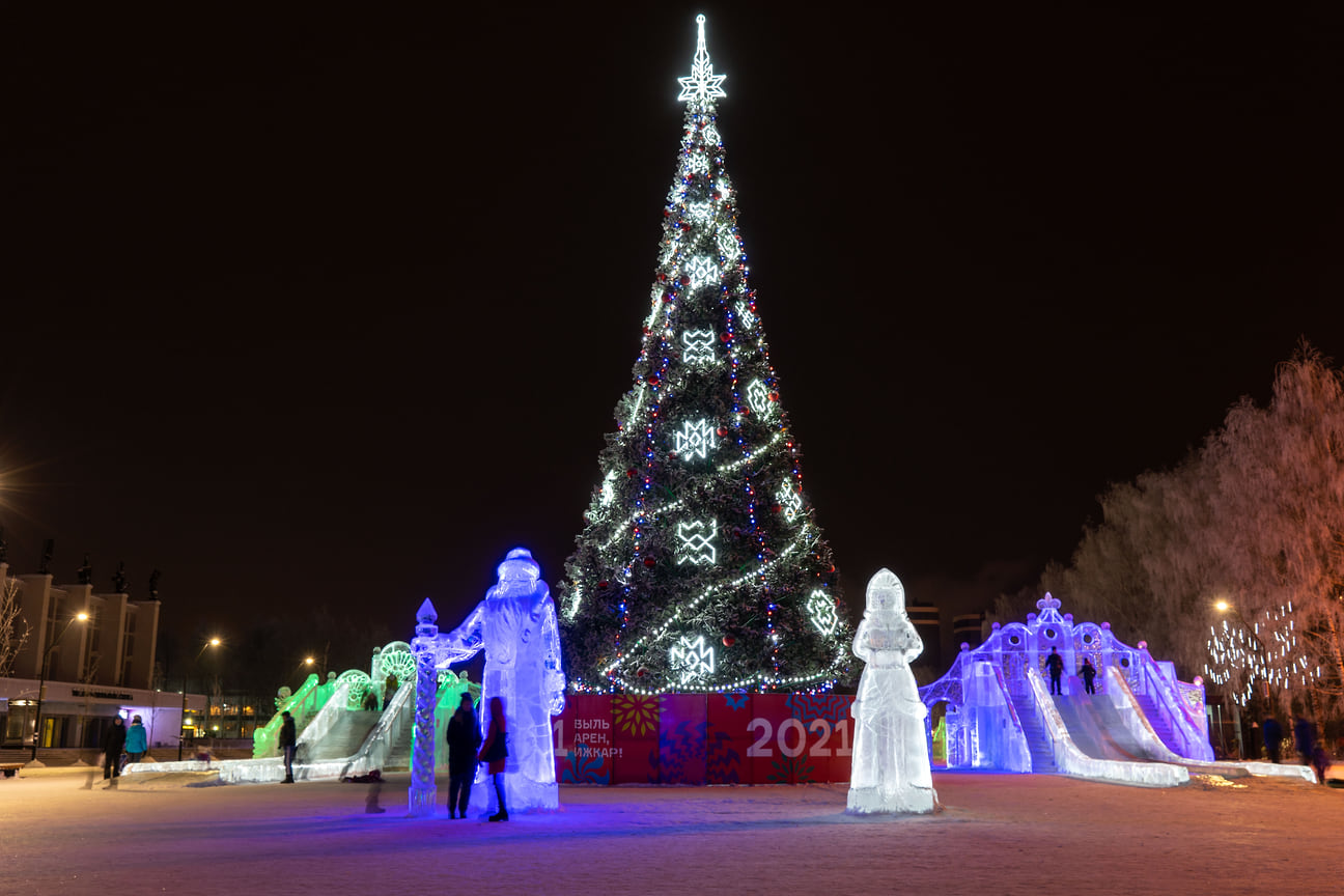 Около главной елки Ижевска разместились трехметровые скульптуры Деда Мороза и Снегурочки