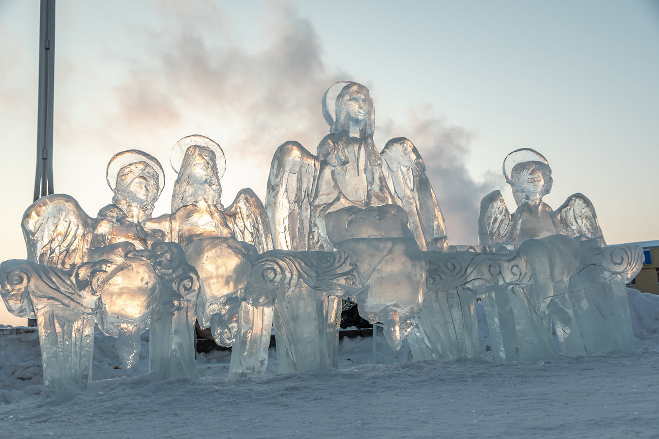 В целом художники создали 33 ледяные скульптуры.