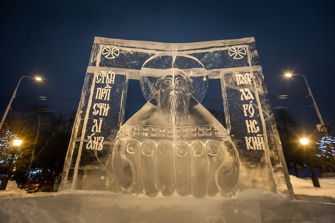 Отметим, что на изготовление всех скульптур ушло 120 ледяных глыб размером 1 на 2 метра, взятых из Ижевского пруда. 