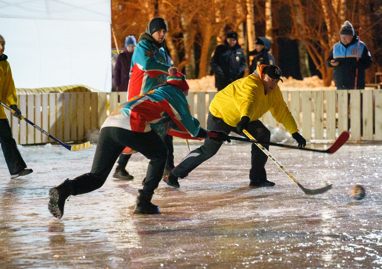 5 декабря в столице Удмуртии и еще 29 городах России прошел Всероссийский марафон дворового хоккея. Спортсмены сыграли в традиционный хоккей, хоккей на валенках и «Настольник» — версию игры для бесснежных регионов.