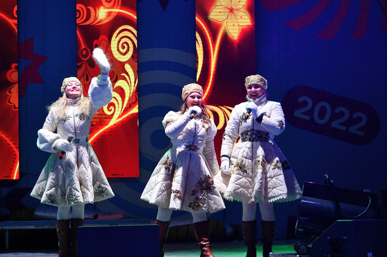 Вечером на Центральной площади выступила фолк-группа «Кружево» из Перми. Три вокалистки исполнили русские народные песни в современной обработке. Завершилась программа традиционным праздничным фейерверком.