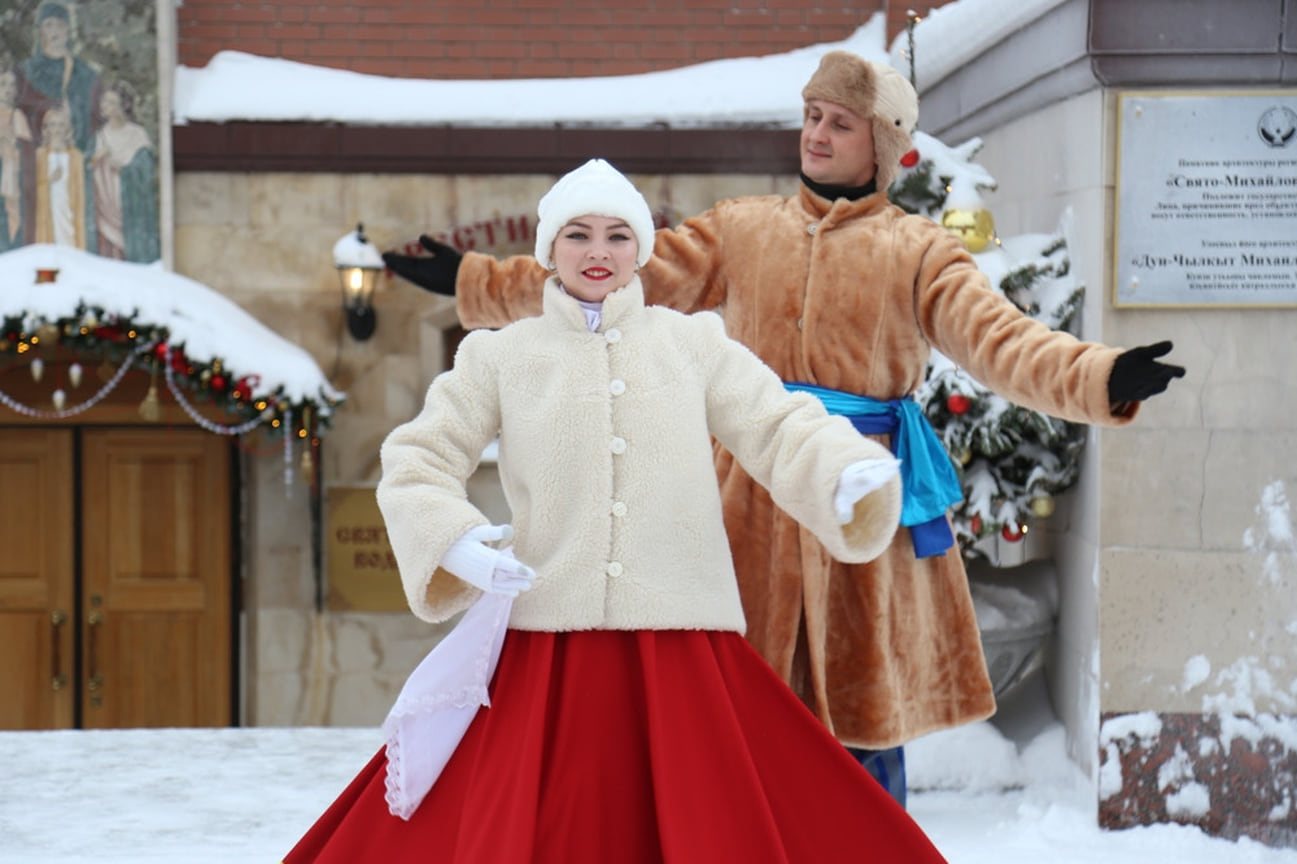 7 января на площади у Михаило-Архангельского кафедрального собора в Ижевске прошли Рождественские гуляния. Горожане участвовали в уличных народных забавах и конкурсах, а также водили хороводы и пили горячий чай из самовара. 