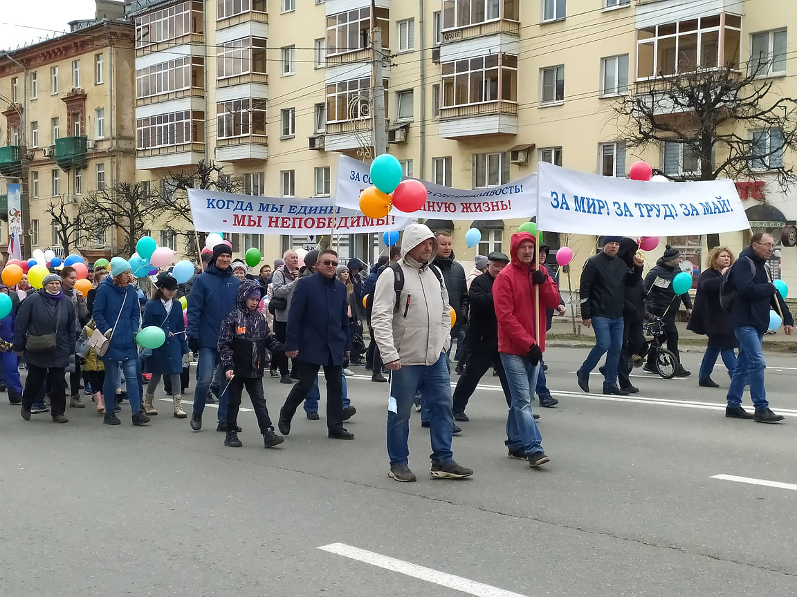 После двухлетнего перерыва 1 мая жители городов и районов вышли на демонстрацию. В Ижевске Первомай в колоннах трудящихся встретили более 25 тыс. человек, в целом по Удмуртии – 60 тыс. человек.
