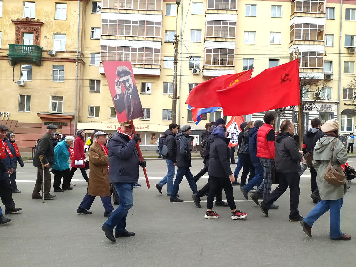 Завершали шествие коммунисты во главе с первым секретарем рескома КПРФ Владимиром Бодровым. Среди красных знамен заметен был флаг КНДР, а также портрет Владимира Ленина
