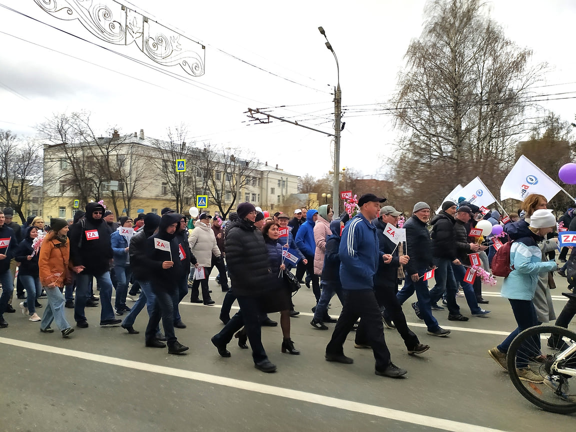 У некоторых участников были флажки с символикой спецоперации на Украине &quot;Za мир&quot;. Представители добровольных народных дружин прошли с флагами с буквой Z и надписью &quot;Своих не бросаем&quot;