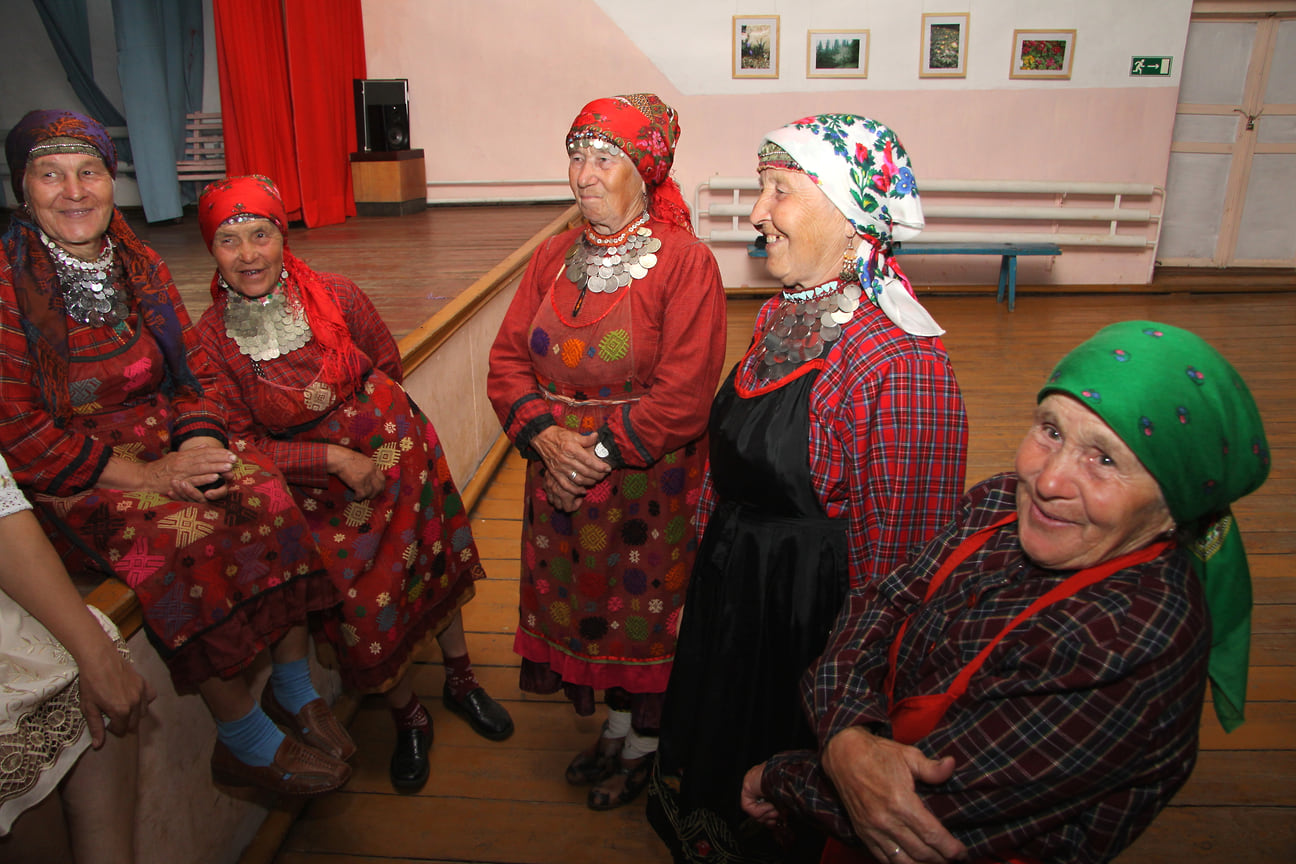 В 2008 году бабушки впервые выступили с перепевками хитов на удмуртском языке. На Дне родного языка в Удмуртской филармонии ансамбль исполнил песни «Аквариума» и «Кино». Зрители выложили выступление в интернет, после чего бабушек стали узнавать