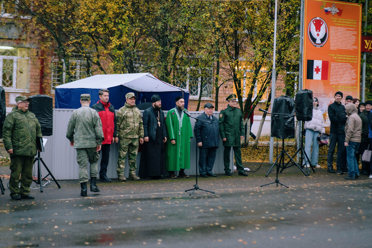 На плацу сборного пункта Военного комиссариата в Ижевске перед мужчинами выступили представители правительства и военкомата с напутственной речью 