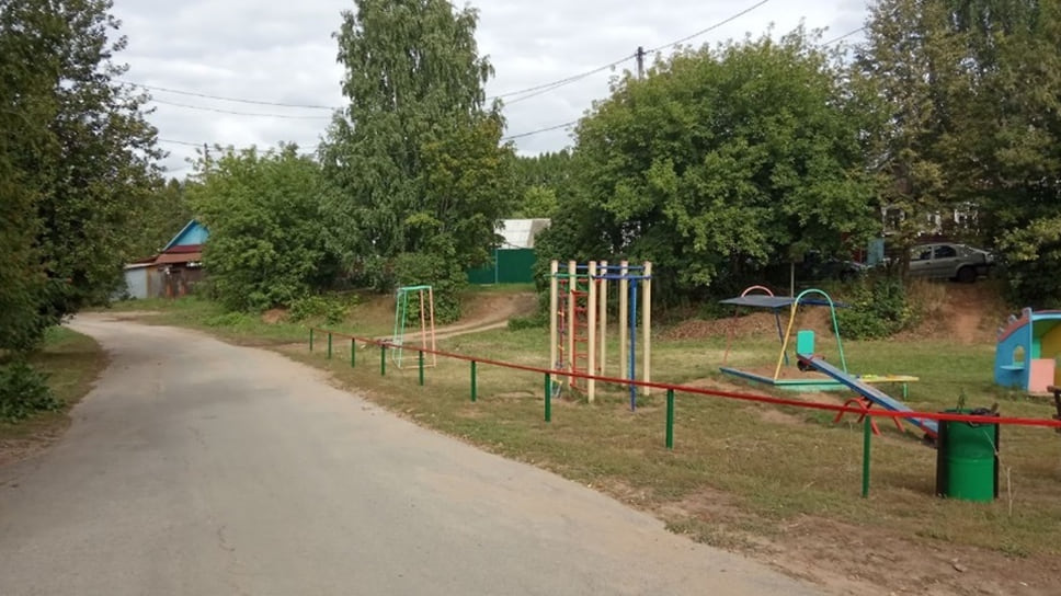 Для безопасности детей на детской площадке в деревне Медведево установили ограждение 