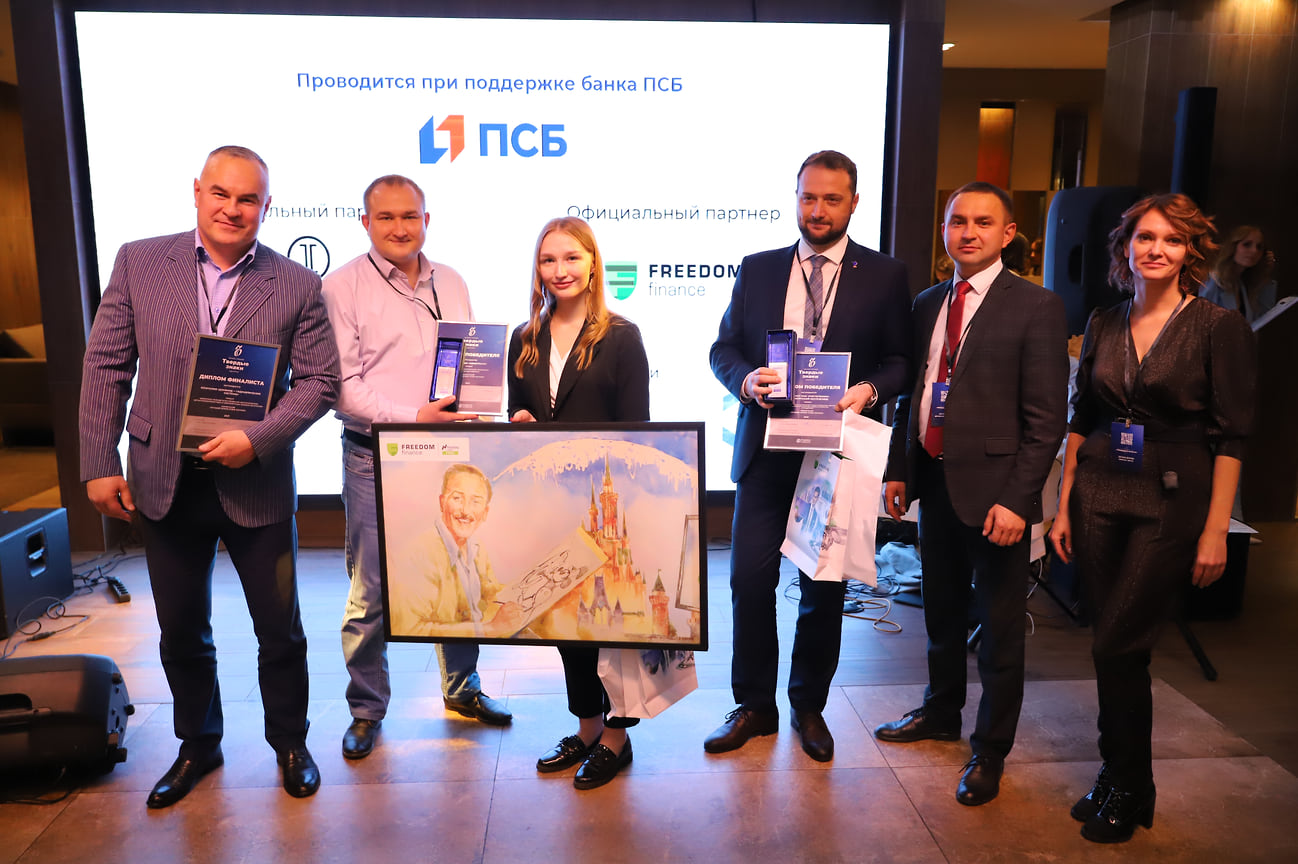 Победители премии "Твердые знаки-2021" в номинации “Лучший В2В-сервис” компания "Квиктранс" (слева)