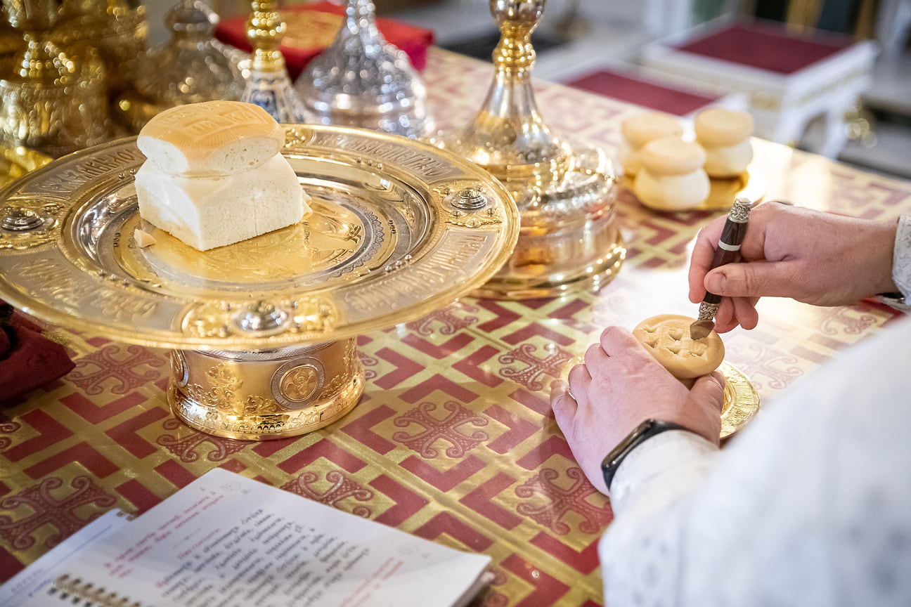 В конце богослужения совершено традиционное освящение пасхального хлеба — артоса, который в субботу Светлой Седмицы будет роздан верующим
