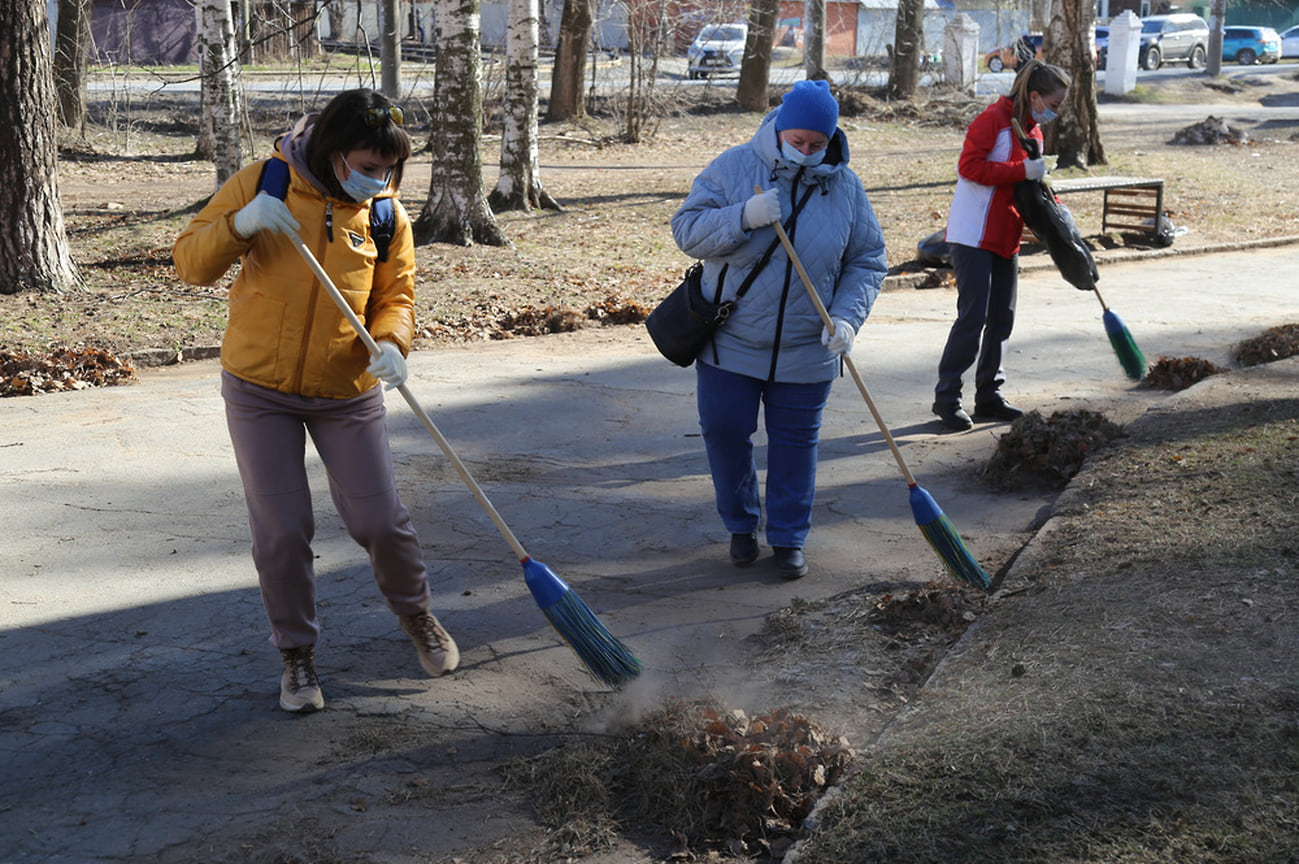 Первые общегородские субботники в Ижевске прошли 14 и 15 апреля. Участники очистили территории города от залежавшегося после зимы мусора и веток, привели в порядок газоны, подмели пешеходные дорожки