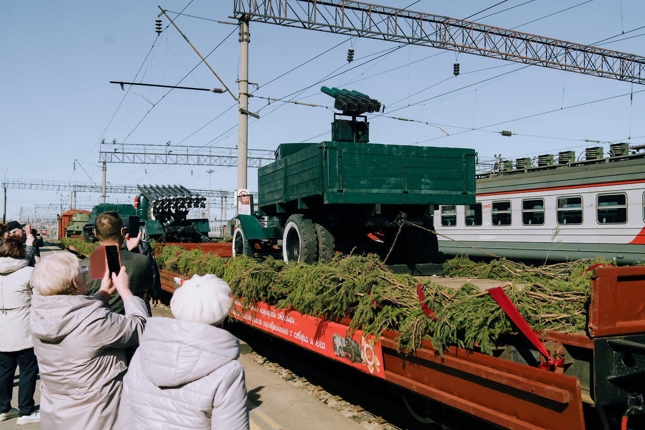 В состав поезда вошли шесть платформ с макетами военной техники времен Великой Отечественной войны 